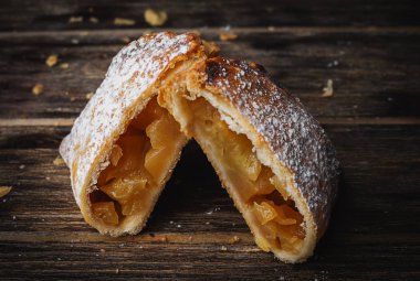 pasta kek. Geleneksel pişmiş pasta yemek rustik ahşap tablo b