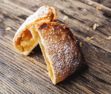 pasta kek. Geleneksel pişmiş pasta yemek rustik ahşap tablo b