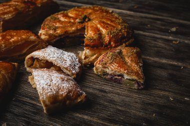 pasta kek. Geleneksel pişmiş pasta yemek rustik ahşap tablo b