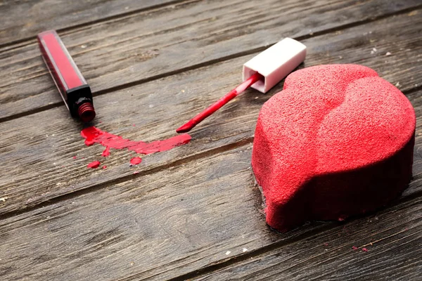 Taart in de vorm van een roze lippen. St. Valentine's Day. Mousse cak — Stockfoto