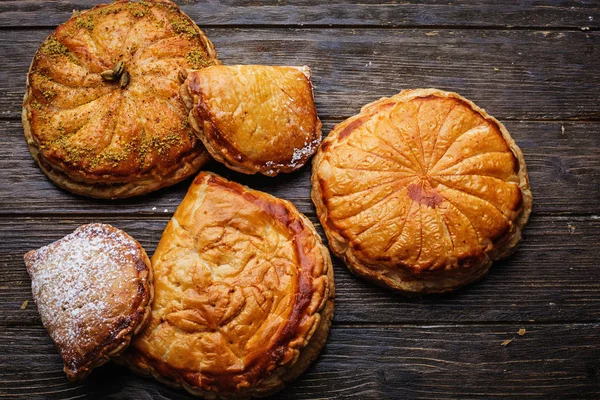 Pastel de pastel. Comida tradicional de repostería horneada en mesa de madera rústica b — Foto de Stock