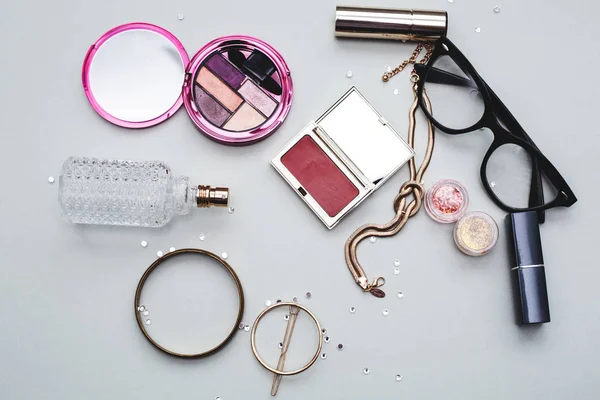 Fashion female accessories. Cosmetics with sunglasses — Stock Photo, Image