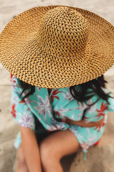 Donna in grande cappello di paglia sulla spiaggia di sabbia in una giornata di sole — Foto Stock