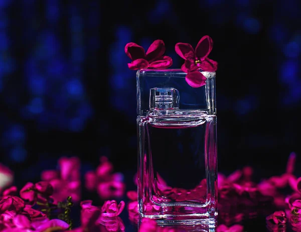 Parfymflaska med blommor — Stockfoto