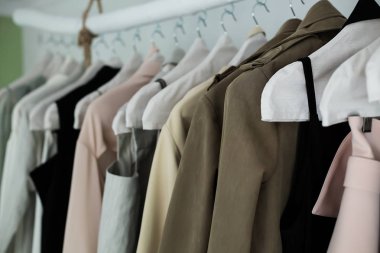 üst üste tasarımcı elbise askısı