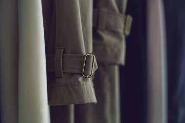 üst üste tasarımcı elbise askısı