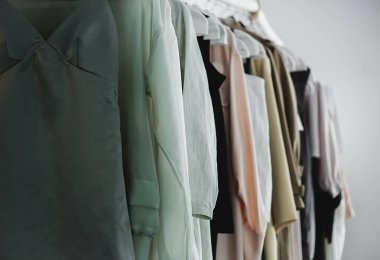 üst üste tasarımcı elbise askısı