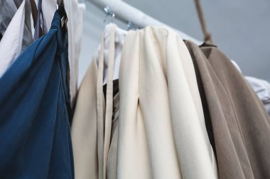 üst üste tasarımcı elbise askısı