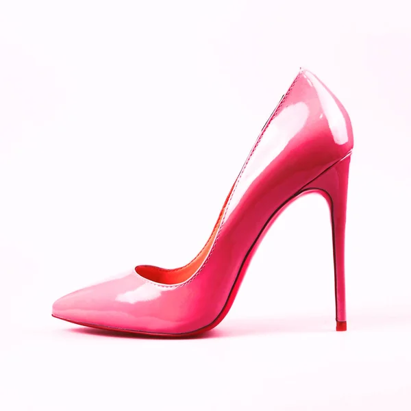 Sapatos rosa femininos sobre branco — Fotografia de Stock