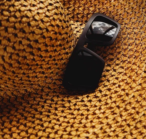 Stro hoed met zonnebril — Stockfoto