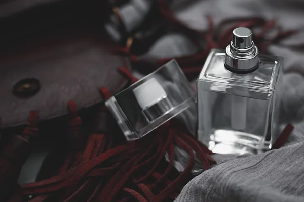 Frasco de perfume com bolsa feminina — Fotografia de Stock