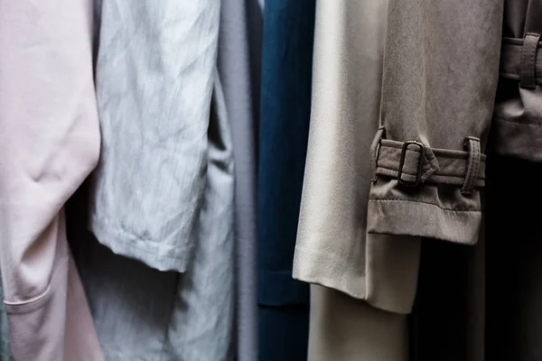 Cintre de vêtements designer dans une rangée — Photo