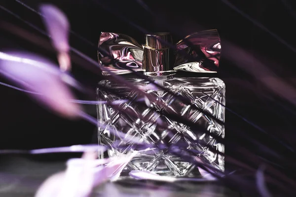 瓶在黑暗背景下的现代香水 — 图库照片