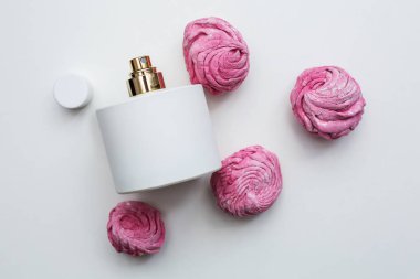 Parfüm ve pembe şekerleme