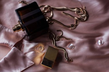 Cam parfüm pembe arka plan üzerinde