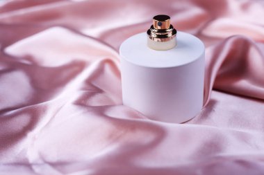 Cam parfüm pembe arka plan üzerinde