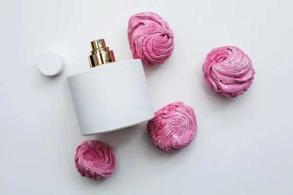 Parfémy a růžová marshmallows — Stock fotografie