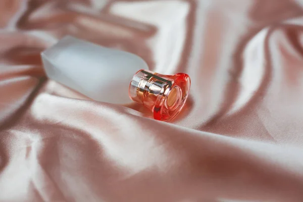 Vidro de perfume sobre fundo rosa abstrato — Fotografia de Stock