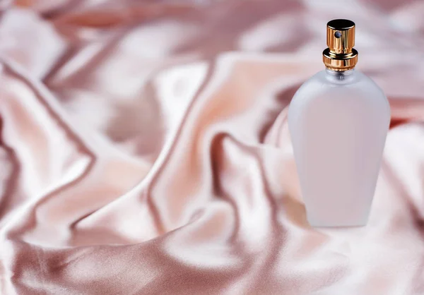 Glas Parfüm auf rosa Hintergrund — Stockfoto