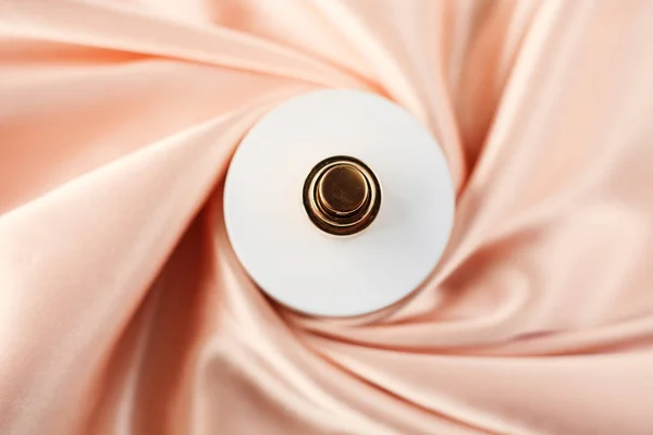 Sklo parfému nad růžové pozadí abstraktní — Stock fotografie