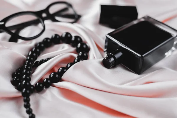 Fashion female accessories. Perfume with beads and sunglasses — Stock Photo, Image