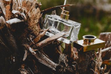 Ahşap arka planda parfüm şişesi