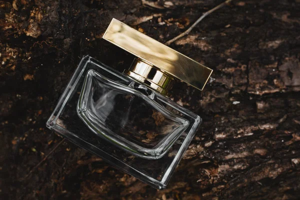 Parfum in houten achtergrond — Stockfoto