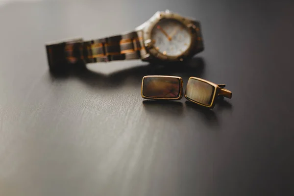 Elegantní hodinky mužské s manžetou v dřevěné pozadí — Stock fotografie