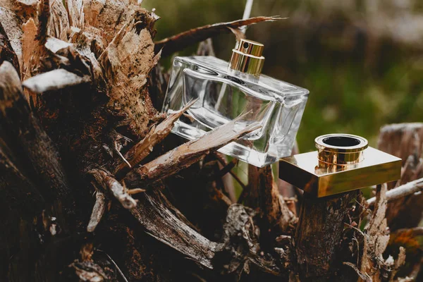 Frasco de perfume sobre fondo de madera — Foto de Stock