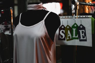 Modern bir mağazada elbise askısı.