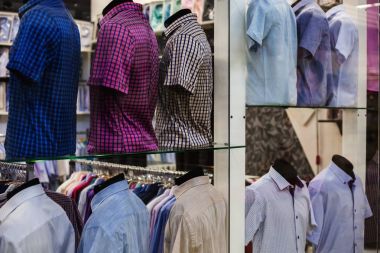 Erkek Giyim Mağazası. Cl renkli gömlek giymiş mankenler