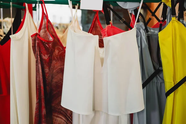 Kläder på hängare i den moderna butiken butik — Stockfoto