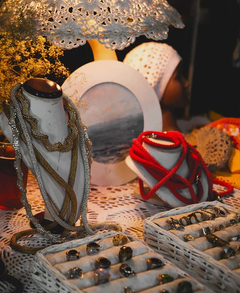 Ékszerek a piaci gyűrű nyaklánc és a hagyományos ajándéktárgyak — Stock Fotó