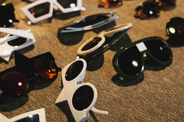Primer plano de varias gafas de sol expuestas en tienda óptica — Foto de Stock
