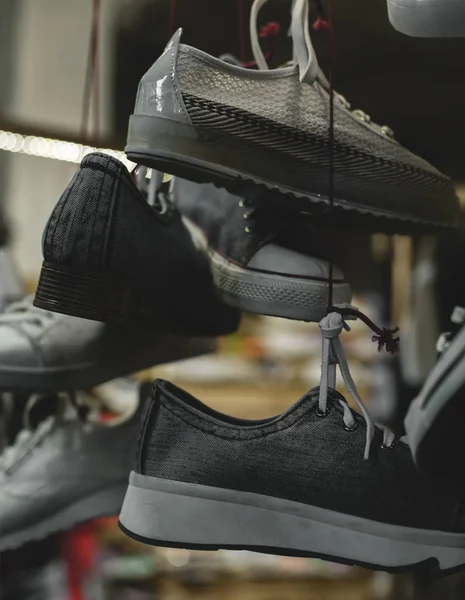 Depodaki farklı ayakkabı