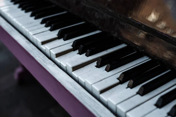Tasti di pianoforte rotti di un vecchio pianoforte acustico classico — Foto Stock