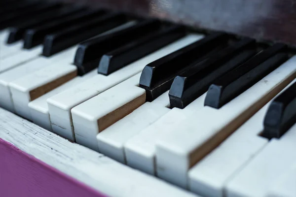 Gebroken piano toetsen van een oude klassieke akoestische piano — Stockfoto