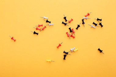 küme itme Pins farklı renklerde