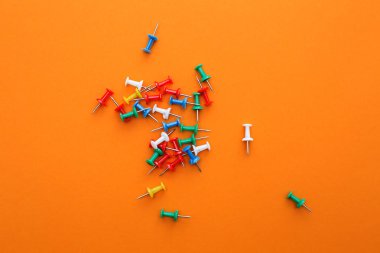 küme itme Pins farklı renklerde