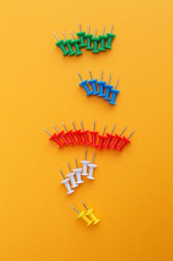 küme itme Pins farklı renklerde