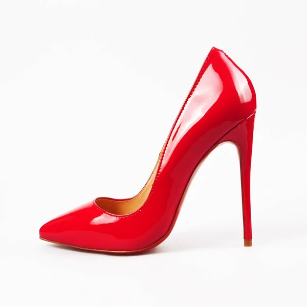 Scarpe con tacco alto rosso femminile sopra bianco — Foto Stock