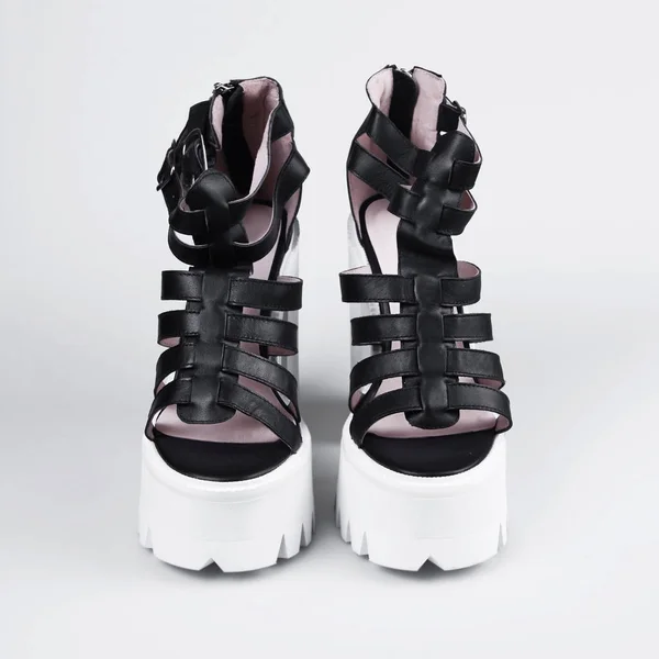 Perempuan sepatu hitam di atas putih — Stok Foto