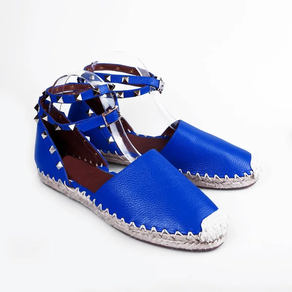 kadın mavi ayakkabılar beyaz üzerinde