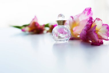 Pembe çiçekler ile parfüm