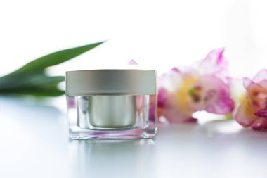 vücut ile pembe çiçekler krem