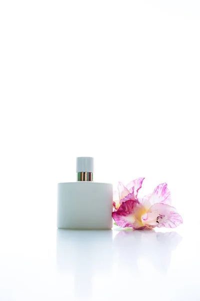 Perfume con flores rosadas —  Fotos de Stock