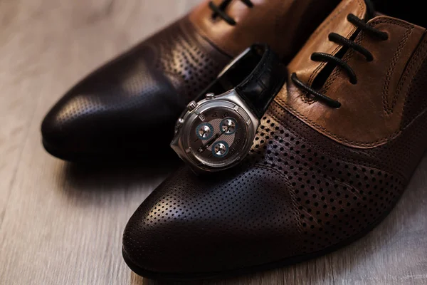 Mannens stil. Manliga skor och klocka — Stockfoto