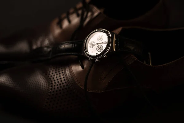 Pánské styl. Mužské boty a hodinky — Stock fotografie