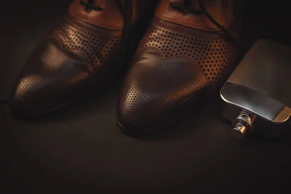 男鞋和黑色背景上的香水 — 图库照片