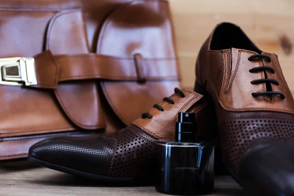 ハンドバッグを持つエグゼクティブ男性革靴 — ストック写真
